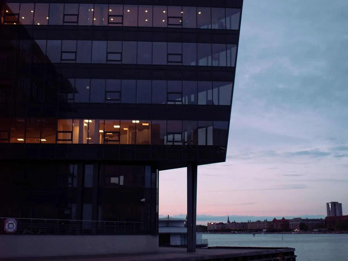 Contemporary glass building — urban programme delivered by DO Bau in Germany