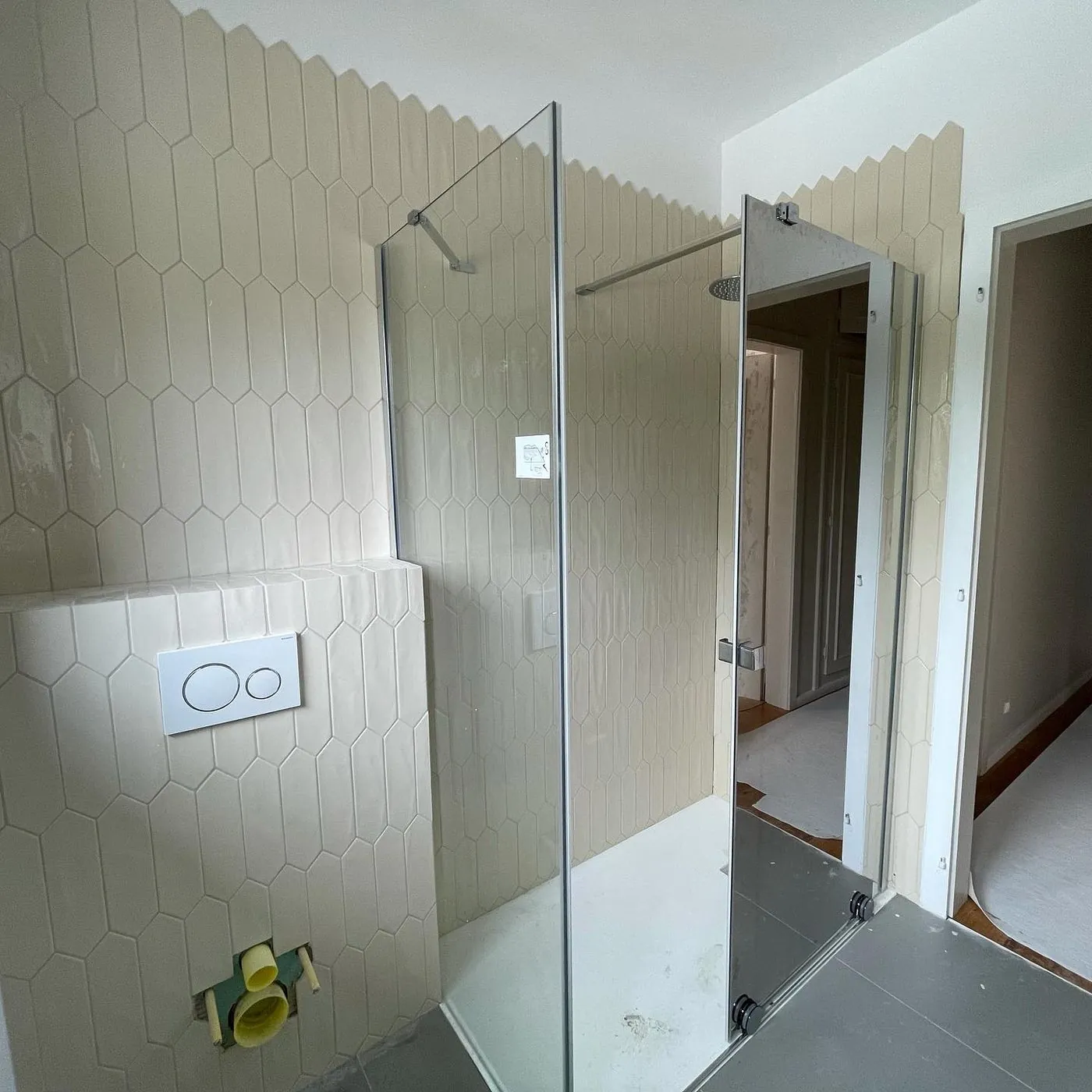High-end renovated bathroom with walk-in shower and glass partition — villa renovation in Haut-Rhin by DO Rénovation