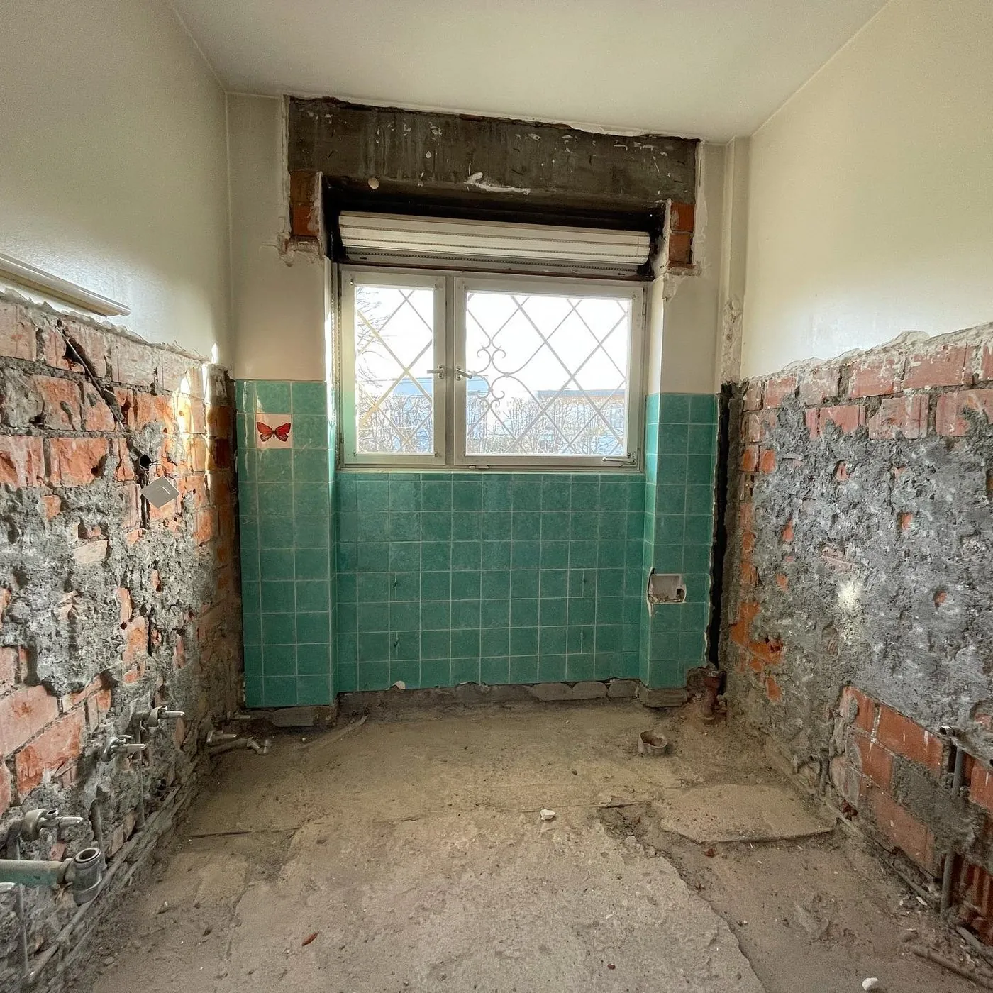 Bathroom before complete renovation — 1970s villa in Alsace